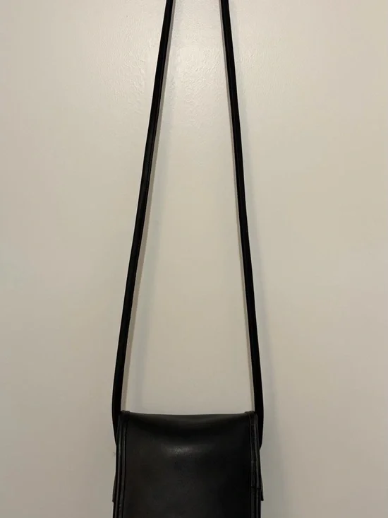 Vintage Coach Scooter Bag (#9893) Black Leather Crossbody with Brass Turn-Lock - Picture 8 of 9